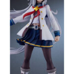 OGURI CAP UMA MUSUME PRETTY DERBY ESTATUA PVC 1/7. En el mundo de Uma Musume Pretty Derby, Oguri Cap es una de las competidoras más emblemáticas, inspirada en un legendario caballo de carreras real. Tanto en el juego como en la franquicia, encarna la determinación y la elegancia, con una presencia imponente que deja huella tanto en sus rivales como en sus fans. Su papel destaca como una luchadora orgullosa y segura de sí misma, siempre dispuesta a afrontar retos en la pista de carreras. Fiel a su modelo histórico, Oguri Cap se distingue por su aplomo inquebrantable y un temperamento que inspira respeto y admiración. Esta figura captura su carisma: Oguri Cap aparece con un uniforme blanco con detalles azules y dorados, complementado con un pañuelo rojo que fluye ligeramente hacia un lado. Su larga melena plateada, adornada con una diadema con motivos de estrellas y sus orejas de caballo, cae suavemente por su espalda. La falda plisada oscura, las medias y las botas blancas enfatizan su estilo atlético y elegante. Con el puño cerrado y la mirada decidida, su pose refleja perfectamente su espíritu luchador. Fabricada en PVC a escala 1/7, la figura mide unos 25 centímetros de altura. Se pueden apreciar los finos detalles en los pliegues de su traje, los mechones de su cabello y los toques metálicos de sus accesorios. La base circular con degradados azules y morados realza su presencia dinámica y resalta su imponente silueta.