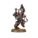 WORLD EATERS KHORNE BERZERKERS WARHAMMER 40,000. Los Bersérkeres de Khorne se deleitan en su rol de sagrados destructores del Dios de la Sangre, y su fanatismo es temido en toda la galaxia. La ira disforme de estos guerreros superlativos les lleva a un frenesí asesino en movimiento. Aquellos que les hacen frente en batalla son masacrados bajo una lluvia de furiosos golpes de armas sierra, cada uno de ellos lo bastante poderoso como para cercenar extremidades, decapitar cabezas y atravesar las placas de armadura pesada. Este kit de plástico multicomponente permite montar 10 Bersérkeres de Khorne, arietes transhumanos implantados con clavos de Carnicero inductores de furia. Cada uno de estos guerreros está armado con una arma sierra de Bersérker (diversos modelos de hachas sierra y espadas sierra), además de una pistola bólter. Este kit incluye componentes para equipar hasta a dos Bersérkeres con evisceradores a dos manos, a otro con dos pistolas de plasma, y añadir a tu escuadra un icono Bersérker rematado por un cráneo. También puedes montar un Campeón Bersérker, que incluye opciones adicionales de cabezas y hombreras, y puede armarse con una pistola de plasma propia. En esta caja encontrarás un montón de opciones de montaje intercambiables, incluyendo mochilas de energía, hombreras con diseños grabados y 26 cabezas únicas, divididas entre yelmos con cresta y caras descubiertas, a fin de asegurar que no haya dos Bersérkeres iguales en tu banda de Devoradores de Mundos. Este kit consta de 141 componentes de plástico, e incluye 10 peanas redondas Citadel de 32mm. También se incluye una hoja de calcomanías de los Devoradores de Mundos con 200 transferibles de simbología de Khorne, tatuajes rúnicos, estrellas de ocho puntas, cráneos y variaciones del icono de la Legión de los Devoradores de Mundos. Estas miniaturas se suministran sin pintar y requieren montaje. Recomendamos usar pegamento para plástico Citadel y pinturas Citadel Colour.