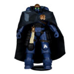 MARINE ESPACIAL ELIMINATOR WARHAMMER 40000. Tiradores dedicados, los Eliminadores acechan en las sombras del campo de batalla, buscando objetivos de oportunidad y derribándolos con ráfagas de fuego precisas. Entonces, estos asesinos silenciosos se escabullen en busca de su próxima presa. Increible figura articulada de 18cm de la franquicia Warhammer 40,000. Diseñado con ultra acticulacion con mas de 22 partes moviles que nos permite ponerle en cualquier posición. Incluye Rifle de francotirador, chaqueta, extra mano, tarjeta coleccionable y base. Características del producto: Altura: 18 cm. Características: Figura articulada. Contenido de la caja Figura. 1x Rifle de francotirador. 1x Chaqueta 1x Extra mano. 1x Tarjeta coleccionable. 1x Base. Warhammer 40K es un juego de guerra en miniatura creado por Games Workshop que se centra en un futuro oscuro y sombrío ambientado en un universo de criaturas y civilizaciones hostiles. Warhammer 40K ganó popularidad a lo largo de los años gracias al juego de mesa en miniatura en el que el libro de reglas pasó a varias ediciones nuevas. Con la popularidad de la franquicia, Warhammer 40K se ha expandido hacia otras formas de medios y también ha experimentado un creciente éxito de comercialización en los años transcurridos desde su introducción.