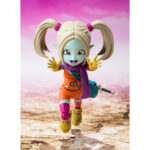 PANZY DRAGON BALL DAIMA SH FIGUARTS. Dentro del universo Dragon Ball, Panzy destaca por su colorida apariencia y su vivaz personalidad. Ella representa el encanto caprichoso de los personajes secundarios que enriquecen la franquicia con sus diseños únicos y memorables. Esta figura S.H. Figuarts la representa en su forma «Mini», en una pose dinámica con un brazo extendido hacia adelante, como si estuviera señalando o dando una orden. Su sonrisa juguetona y sus ojos muy abiertos resaltan su naturaleza traviesa y enérgica. Su diseño presenta una piel azulada que contrasta con un traje naranja brillante, combinado con guantes amarillos, una bufanda morada y protectores de piernas rosas. Su cabello rubio está peinado con dos coletas altas, lo que realza su aspecto descarado, mientras que sus botas amarillas con correas plateadas añaden un fiel toque final. Con una altura de unos 8 cm, esta figura de PVC/ABS forma parte de la línea S.H. Figuarts de Bandai. A pesar de su pequeño tamaño, conserva el detallado modelado y el cuidadoso trabajo de pintura por los que es conocida la serie, lo que la convierte en un complemento perfecto junto a otros personajes.