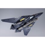 VF-17S NIGHTMARE STEALTH VALKYRIE GAMLIN KIZAKI MACROSS 7 DX COGOKIN. En el universo de Macross 7, el VF-17S Nightmare Stealthvalkyrie es un caza de combate altamente sofisticado, pilotado por Gamlin Kizaki, miembro de la élite Sound Force. Diseñado para misiones de alto riesgo, este modelo furtivo destaca por su robustez, su tecnología punta y su aspecto amenazador. Esta figura impresiona a primera vista con su diseño anguloso y su aspecto militarizado. El color oscuro, predominantemente azul noche, se realza con toques amarillos y rojos, fieles al diseño original. El rostro del mecha, de aspecto casi humanoide, añade una dimensión intimidante a su silueta. El VF-17S se presenta de pie, con un rifle de asalto en la mano y las piernas ancladas al suelo en una postura lista para la acción. Cada panel, articulación e inscripción visible se reproduce con precisión. Los acabados metálicos añaden profundidad, y la textura de las superficies alterna entre mate y brillante según las zonas del cuerpo. Con una altura aproximada de 25 cm, esta figura de metal forma parte de la gama DX Chogokin de Bandai. Ofrece numerosas opciones de posado y un realismo mecánico que hará las delicias de los fans del mecha y de Macross.