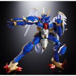 GX-119 DRAGON TIGER KING / TIGER DRAGON KING SUPER ROBOT WARS OG SOUL OF CHOGOKIN. Ryuko-O y Koryu-O, procedentes del universo Super Robot Wars: Original Generations, son dos mechas legendarios que destacan por su potencia bruta y su imponente estilo. Figuras emblemáticas de la franquicia, encarnan la dualidad entre la fuerza salvaje y el dominio marcial en un mundo donde reinan los combates entre robots gigantes. La figura GX-119 reúne a estos dos titanes mecánicos en una versión transformable de aspecto majestuoso. Ryuko-O, esbelto, tiene alas y una postura erguida que evoca a una criatura celestial. Koryu-O, más robusto, presenta formas compactas y una musculatura mecánica realzada por sus enormes garras. Juntos, ilustran la complementariedad de dos fuerzas distintas. El nivel de detalle es notable: armaduras metálicas brillantes en azul, blanco y dorado, expresiones feroces, armas imponentes (cetro con orbe verde, espada curva, garras macizas) y elementos móviles como las alas, la cola o los cuernos. Cada pieza está finamente esculpida, con acabados metálicos que acentúan su poderosa presencia. Con una altura de unos 20 cm, esta figura de metal pertenece a la colección Soul of Chogokin de Tamashii Nations. El set permite recrear las dos formas con transformación, articulación avanzada y acabado de primera calidad. Una pieza imprescindible para los fans de los mechas tácticos y los robots legendarios.