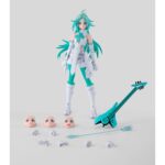 LUCKY CYAN TO BE HERO X SH FIGUARTS. En el universo extravagante y futurista de To Be Hero X, Lucky Cyan encarna a una heroína pop con aires de guerrera e ídolo virtual. Con su estilo deslumbrante y su energía desbordante, combina actuaciones musicales y enfrentamientos dinámicos en una serie que mezcla humor, acción y estética cyber-pop. La figura la muestra en plena acción, con la guitarra en la mano, lista para lanzar un ataque o un solo devastador. Su expresión decidida, su postura abierta y su brazo extendido reflejan a la perfección su papel de protagonista segura de sí misma, tan carismática como combativa. Su diseño es fiel a la obra: larga melena turquesa en movimiento, traje blanco realzado con toques de verde menta, guantes sin dedos y botas altas a juego. La guitarra futurista que sostiene está esculpida con precisión, con detalles estilizados que acentúan su aspecto electro-pop. Cada elemento visual está pensado para resaltar su identidad sonora y visual. Con una altura de unos 15 cm, esta figura de PVC forma parte de la gama S.H. Figuarts de Bandai. Las articulaciones integradas permiten numerosas poses expresivas, mientras que el acabado nítido garantiza una gran legibilidad de los detalles. Perfecta para los fans de los personajes enérgicos y los diseños modernos.