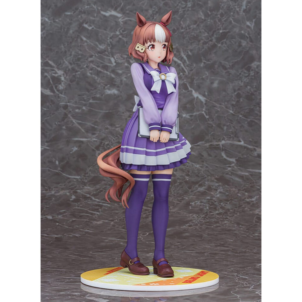 Belmo light uma musume pretty derby estatua pvc 1/7.  en el colorido mundo de uma musume pretty derby, cada personaje representa una mezcla única de energía deportiva y encanto, inspirada en el mundo de las carreras de caballos. Belno light es una de estas chicas con rasgos tanto humanos como equinos, que evoluciona en un entorno que mezcla la competición, la amistad y la superación personal. Con su comportamiento tímido y diligente, belno light transmite una personalidad discreta y entrañable. Dentro del juego y en toda la franquicia, destaca por su dedicación y su deseo de crecer, transmitiendo siempre una impresión de seriedad y amabilidad. Esta figura la retrata con su uniforme escolar violeta, con un gran lazo blanco en el pecho y una falda plisada con rayas más claras. Unos calcetines a juego hasta los muslos y unos mocasines marrones completan el look. Su cabello castaño con una mecha blanca, peinado con una horquilla y una cinta roja, revela sus orejas de caballo y una cola cuidadosamente esculpida, lo que enfatiza sus orígenes uma musume. Sostiene una carpeta gris en sus brazos, lo que refuerza su imagen estudiosa. Fabricada en pvc y a escala 1/7, esta figura de 25 centímetros muestra detalles tan precisos como los pliegues realistas de su ropa, las sutiles gradaciones de color de su cabello y una base circular decorada en amarillo y blanco. La pieza destaca su actitud reservada y refleja fielmente su diseño original.