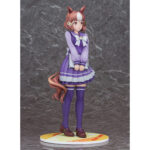 BELMO LIGHT UMA MUSUME PRETTY DERBY ESTATUA PVC 1/7. En el colorido mundo de Uma Musume Pretty Derby, cada personaje representa una mezcla única de energía deportiva y encanto, inspirada en el mundo de las carreras de caballos. Belno Light es una de estas chicas con rasgos tanto humanos como equinos, que evoluciona en un entorno que mezcla la competición, la amistad y la superación personal. Con su comportamiento tímido y diligente, Belno Light transmite una personalidad discreta y entrañable. Dentro del juego y en toda la franquicia, destaca por su dedicación y su deseo de crecer, transmitiendo siempre una impresión de seriedad y amabilidad. Esta figura la retrata con su uniforme escolar violeta, con un gran lazo blanco en el pecho y una falda plisada con rayas más claras. Unos calcetines a juego hasta los muslos y unos mocasines marrones completan el look. Su cabello castaño con una mecha blanca, peinado con una horquilla y una cinta roja, revela sus orejas de caballo y una cola cuidadosamente esculpida, lo que enfatiza sus orígenes Uma Musume. Sostiene una carpeta gris en sus brazos, lo que refuerza su imagen estudiosa. Fabricada en PVC y a escala 1/7, esta figura de 25 centímetros muestra detalles tan precisos como los pliegues realistas de su ropa, las sutiles gradaciones de color de su cabello y una base circular decorada en amarillo y blanco. La pieza destaca su actitud reservada y refleja fielmente su diseño original.