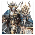 WARHAMMER AGE OF SIGMAR: CAJA DE INICIO DE PUNTA DE LANZA (ESPAÑOL). La Era de Sigmar es una era de guerra sin fin. Durante siglos, los formidables Forjados en la Tormenta han luchado contra las fuerzas del mal, pero ahora parece haber llegado la Hora de la Ruina con incontables hordas de escurridizos Skaven inundando los Reinos Mortales. Tan poderoso es su armamento arcano que el Dios Rey Sigmar ha enviado a sus guerreros más poderosos para frenar la marea. A la cabeza de esta resplandeciente hueste marchan las cámaras de Perdición, guerreros que han muerto tantas veces que se parecen más a armas vivientes que a los humanos que protegen. Este set es perfecto para empezar con Warhammer Age of Sigmar, un apasionante universo de fantasía del que puedes formar parte coleccionando ejércitos, pintándolos y combatiendo con tus amistades. El manual de 72 páginas contiene todo lo que necesitas para empezar con todos los aspectos de este emocionante hobby; aprenderás a montar y pintar tus miniaturas, descubrirás el universo al que pertenecen y disputarás con ellas emocionantes batallas. También incluye el libro Punta de lanza: Fuego y jade, que contiene todas las reglas adicionales que necesitas para jugar al vertiginoso modo de juego Punta de lanza, junto con un tapete de juego de dos caras en el que jugar tus partidas de Punta de lanza. Incluso encontrarás dos fuerzas completas de Punta de lanza, para que te lances a jugar partidas tácticas e intensas desde el primer momento.