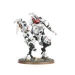 T'AU EMPIRE COMMANDER WARHAMMER 40,000. Rápidos y letales, los Comandantes T'au pilotan exoarmaduras de tamaño y potencia intimidantes. Obviamente el mero hecho de pilotar una enorme exoarmadura no convierte automáticamente a un soldado en Comandante; es la astucia estratégica y la capacidad de adaptarse a situaciones impredecibles lo que más distingue a este piloto de los demás. Se necesitan muchísimos años de incansable dedicación para alcanzar este prestigioso rango; todos los Comandantes T'au han conseguido su estatus por las malas. Sus Exoarmaduras XV85 Sentenciador están armadas con una gama de armas enormemente destructivas: lanzallamas, blásteres de iones y eyectores de minas son algunas de las opciones disponibles, junto con contramedidas electrónicas y enormes capacidades de procesamiento de datos que mejoran el rendimiento en batalla. La variante XV86 de la Exoarmadura Estrella de hielo está cubierta de aletas que la hacen más aerodinámico y le permiten desplazarse a gran velocidad por el campo de batalla, aniquilando a los enemigos con los potentes impactos de su cañón rotativo. Sus contramedidas holofotónicas y los conjuntos de telemetría proporcionan a la Estrella de hielo y a su piloto una enorme variedad de información que abrumaría a una mente no entrenada pero que, en este caso, permite a la armadura Estrella de hielo elevarse sobre sus enemigos con una agilidad que los sistemas de puntería enemigos no pueden contrarrestar. Con este kit multicomponente de plástico tendrás todo lo que necesitas para montar un Comandante T’au con exoarmadura XV-85 Sentenciador o con exoarmadura XV86 Estrella de hielo. Hay una inmensa cantidad de opciones disponibles en la caja: diferentes cabezas, motores, brazos y piernas, ¡y un montón de armas! Un eyector de minas aéreas, un fusil de plasma, un lanzallamas, un bláster fundidor, un ciclobláster iónico, un cañón rotativo (con kit de mejoras) y un módulo lanzamisiles. También incluye un dron, que puede montarse como un Dron de combate, un Dron de defensa o un Dron Telemétrico. Este kit contiene 77 componentes y una peana redonda Citadel de 60 mm. Esta miniatura se vende sin pintar y sin montar; recomendamos usar pegamento para plástico Citadel y pinturas Citadel Colour. Las miniaturas se proporcionan sin montar ni pintar. Recomendamos usar pegamento para plástico Citadel y pinturas Citadel Colour.