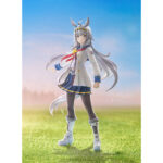 OGURI CAP UMA MUSUME PRETTY DERBY ESTATUA PVC 1/7. En el mundo de Uma Musume Pretty Derby, Oguri Cap es una de las competidoras más emblemáticas, inspirada en un legendario caballo de carreras real. Tanto en el juego como en la franquicia, encarna la determinación y la elegancia, con una presencia imponente que deja huella tanto en sus rivales como en sus fans. Su papel destaca como una luchadora orgullosa y segura de sí misma, siempre dispuesta a afrontar retos en la pista de carreras. Fiel a su modelo histórico, Oguri Cap se distingue por su aplomo inquebrantable y un temperamento que inspira respeto y admiración. Esta figura captura su carisma: Oguri Cap aparece con un uniforme blanco con detalles azules y dorados, complementado con un pañuelo rojo que fluye ligeramente hacia un lado. Su larga melena plateada, adornada con una diadema con motivos de estrellas y sus orejas de caballo, cae suavemente por su espalda. La falda plisada oscura, las medias y las botas blancas enfatizan su estilo atlético y elegante. Con el puño cerrado y la mirada decidida, su pose refleja perfectamente su espíritu luchador. Fabricada en PVC a escala 1/7, la figura mide unos 25 centímetros de altura. Se pueden apreciar los finos detalles en los pliegues de su traje, los mechones de su cabello y los toques metálicos de sus accesorios. La base circular con degradados azules y morados realza su presencia dinámica y resalta su imponente silueta.