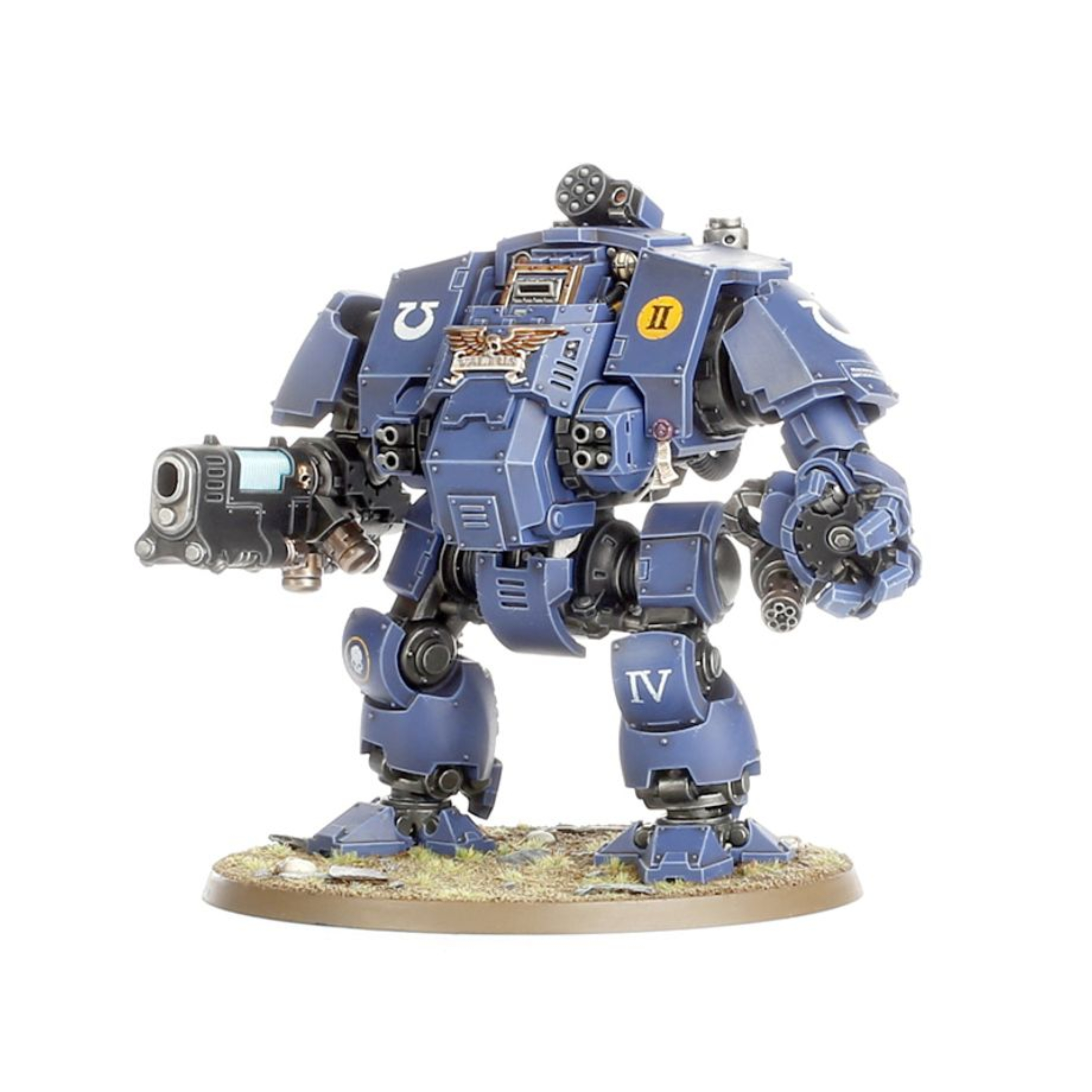 SPACE MARINES PRIMARIS REDEMPTOR DREADNOUGHT WARHAMMER 40,000 Máquinas de guerra que aplastan huesos y revientan cráneos mientras se abren paso a través de las filas enemigas. Más altos, corpulentos y astutamente diseñados que los dreadnoughts de diseño tradicional, estos goliats están alimentados por reactores hiperdensos y sofisticados paquetes de fibras. Pueden acelerar de un paso ruidoso a una marcha de grandes zancadas que hacen temblar el suelo, atravesando lluvias de fuego sin inmutarse. El diseño de los vínculos neuronales del redemptor es tan milagroso que su habitante, a pesar de estar sepultado en el sarcófago dentro del pecho del dreadnought, puede ejercer control con una destreza y velocidad sorprendentes. Este kit de plástico multicomponente contiene las piezas necesarias para montar un primaris redemptor dreadnought. Con el doble de altura que los ya imponentes primaris space marines, y más alto y corpulento que el dreadnought normal, esta miniatura tiene un aspecto excepcionalmente agresivo que se corresponde con su gran potencia en la mesa de juego. Artilla un cañón gatling o un incinerador de plasma como opciones para la mano derecha, y un puño de redemptor con lanzallamas pesado o cañón gatling como armas de apoyo para la izquierda, 2 lanzagranadas fragtormenta o bólters tormenta montados en el pecho, y una batería de cohetes ícaro en el armazón como defensa antiaérea. La armadura pesada del pecho (repleta de superficies lisas y líneas rectas, perfecta para añadir calcomanías y detalles) del redemptor dreadnought puede modelarse para que se abra pivotando y muestre el sarcófago sepultado en su interior. El aficionado más osado puede quitar también los pernos de la cintura, los brazos y las piernas de la miniatura, lo que aporta una mayor variedad de opciones de poses. El primaris redemptor dreadnought se compone de 109 piezas, e incluye una peana redonda citadel de 90 mm y una hoja de calcomanías.