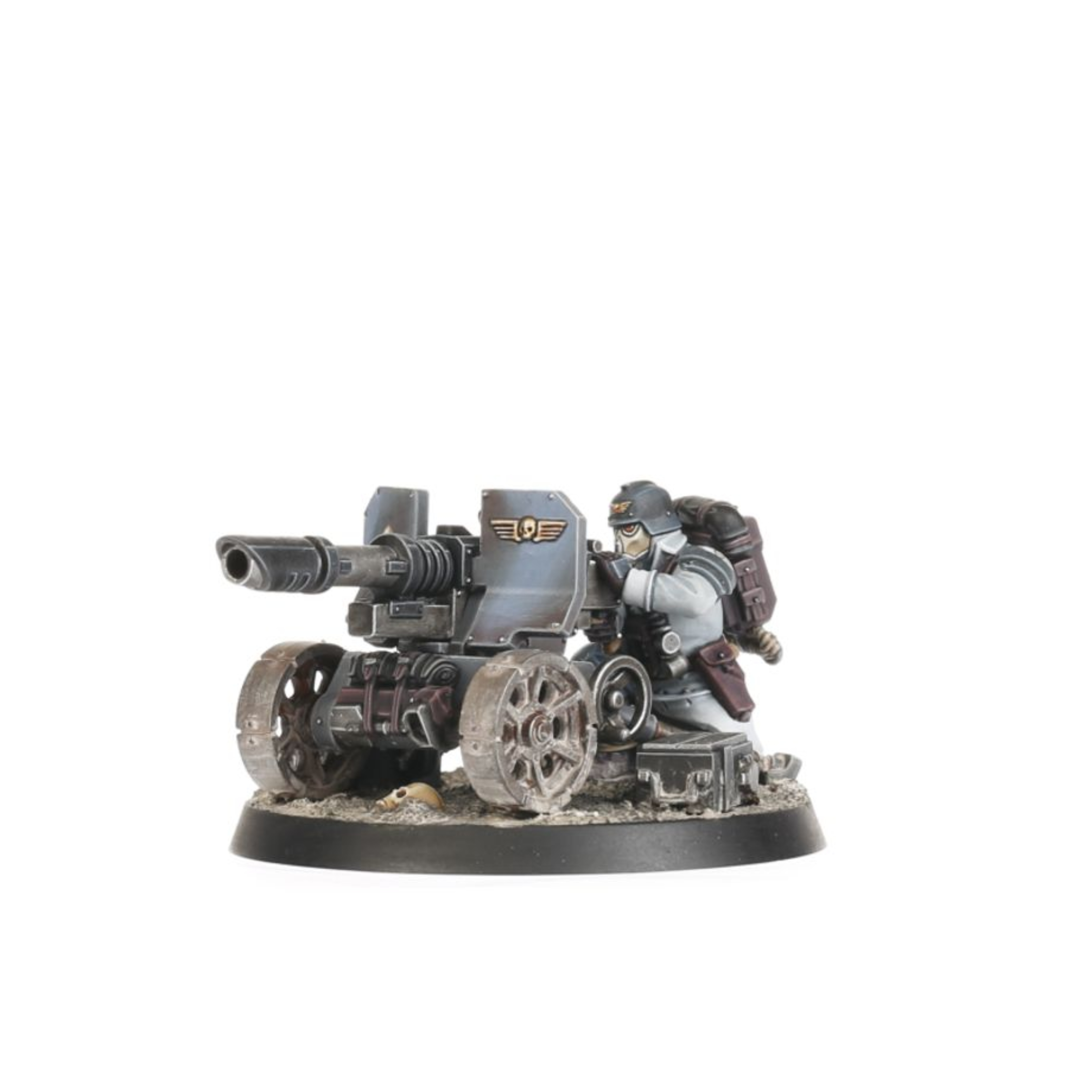 ASTRA MILITARUM KRIEG HEAVY WEAPONS SQUAD WARHAMMER 40,000 Astra militarum krieg heavy weapons squad warhammer 40,000. Las escuadra de armas pesadas de los korps de la muerte se despliegan para apoyar los asaltos de infantería, formando zonas de fuego superpuestas para inmovilizar al enemigo y facilitar el avance de las oleadas de infantería. Los coordinadores de fuego se aseguran de que los artilleros bajo su mando mantengan una cadencia de fuego insuperable. Con este kit multicomponente de plástico puedes montar una escuadra de armas pesadas de krieg compuesta por tres artilleros de armas pesadas y un coordinador de fuego para reforzar tus ejércitos del astra militarum en partidas de warhammer 40,000. Cuentan con una gran variedad de armas pesadas para debilitar las unidades enemigas y apoyar al resto de tu fuerza. Cada artillero de armas pesadas puede equiparse con un cañón láser, un lanzallamas pesado de krieg o una ametralladora pesada doble de krieg. Incluyen mochilas y accesorios intercambiables, para que sea muy fácil personalizar la unidad. El coordinador de fuego se puede montar apoyado sobre una rodilla o consultando un mapa del campo de batalla. El kit contiene 111 piezas de plástico, 3 peanas redondas citadel de 50 mm y 1 peana redonda citadel de 25 mm. También incluye una hoja con 803 calcomanías al agua de los korps de la muerte de krieg para personalizar tu escuadra. Las miniaturas se proporcionan sin montar ni pintar. Recomendamos usar pegamento para plástico citadel y pinturas citadel colour.