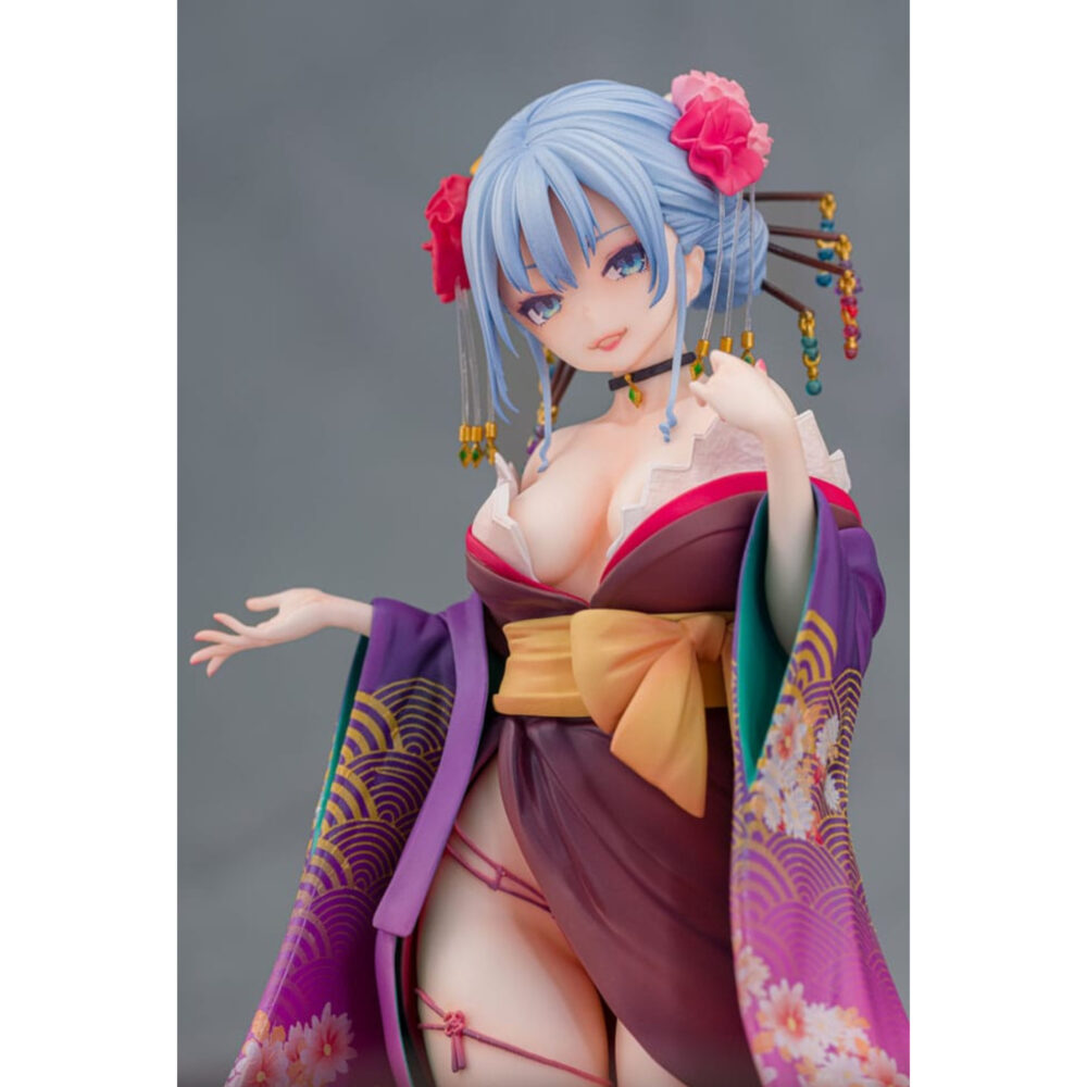 Shujuu ecstasy shion oiran original character estatua 1/7.  esta figura original representa a shujuu ecstasy shion en su versión «oiran wholesome», inspirada en la refinada estética de las cortesanas tradicionales japonesas. Presentada en una pose arrodillada, combina elegancia y sensualidad, al tiempo que se mantiene fiel a los códigos visuales del estilo oiran a través de sus elaborados adornos y atuendos. Su mirada pícara y su sutil sonrisa realzan su aura seductora, mientras que su postura ligeramente inclinada con un gesto de brazos abiertos añade dinamismo a la composición. Esta posición atrae la atención hacia su presencia y resalta su encanto. El diseño presenta un kimono ricamente decorado en tonos morados y violetas intensos, adornado con delicados motivos florales. La prenda, que cae holgadamente sobre sus hombros, revela su figura, mientras que un obi dorado atado a la cintura proporciona un brillante contraste. Su cabello azul está peinado con flores y horquillas tradicionales, lo que añade detalles coloridos y complejos al conjunto. Fabricada en pvc a escala 1/7, la figura mide unos 15 centímetros de altura. El acabado resalta los sutiles degradados del kimono, la precisión de los adornos del cabello y las texturas de la base circular. En conjunto, se trata de una pieza detallada y armoniosa, perfecta para los coleccionistas que aprecian los diseños originales y sofisticados.