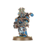 THOUSAND SONS RUBRIC MARINES WARHAMMER 40,000. Mientas avanzan a las órdenes de su Maestro Hechicero, los Marines Rúbrica lanzan ráfagas de fuego fulminantes. Los proyectiles arcanos de las armas infierno y los cañones cosechaalmas destrozan al rival, mientras el fuego mutágeno de los lanzallamas disformes quema y deforma carne y alma. Contra tales ataques, nada resiste mucho tiempo. Con este kit multicomponente de plástico puedes montar diez Marines Rúbrica, implacable infantería para tus ejércitos de Mil Hijos de Warhammer 40,000. Liderados por un Aspirante Hechicero que los controla en batalla como un titiritero a sus marionetas, son ideales para despejar objetivos controlados por el enemigo con una lluvia de fuego letal para después reclamarlos ellos mismos. El Aspirante Hechicero de la escuadra puede elegir entre dos cabezas, dos remates para su báculo de psicofuerza, y una pistola bólter infierno, una pistola de llamas disformes o una mano abierta. Los otros miembros de la escuadra pueden armarse con un bólter infierno o un lanzallamas disforme; uno puede montarse con un cañón cosechaalmas opcional y otro puede portar un icono de llamas, también opcional. Los brazos, armas y torsos son intercambiables entre las miniaturas, como también lo son las otras 10 cabezas, 10 mochilas y 20 hombreras, haciendo que personalizar tu unidad sea de lo más sencillo. El kit contiene 152 piezas de plástico y 10 peanas redondas Citadel de 32 mm. Las miniaturas se proporcionan sin montar ni pintar. Recomendamos usar pegamento para plástico Citadel y pinturas Citadel Colour.
