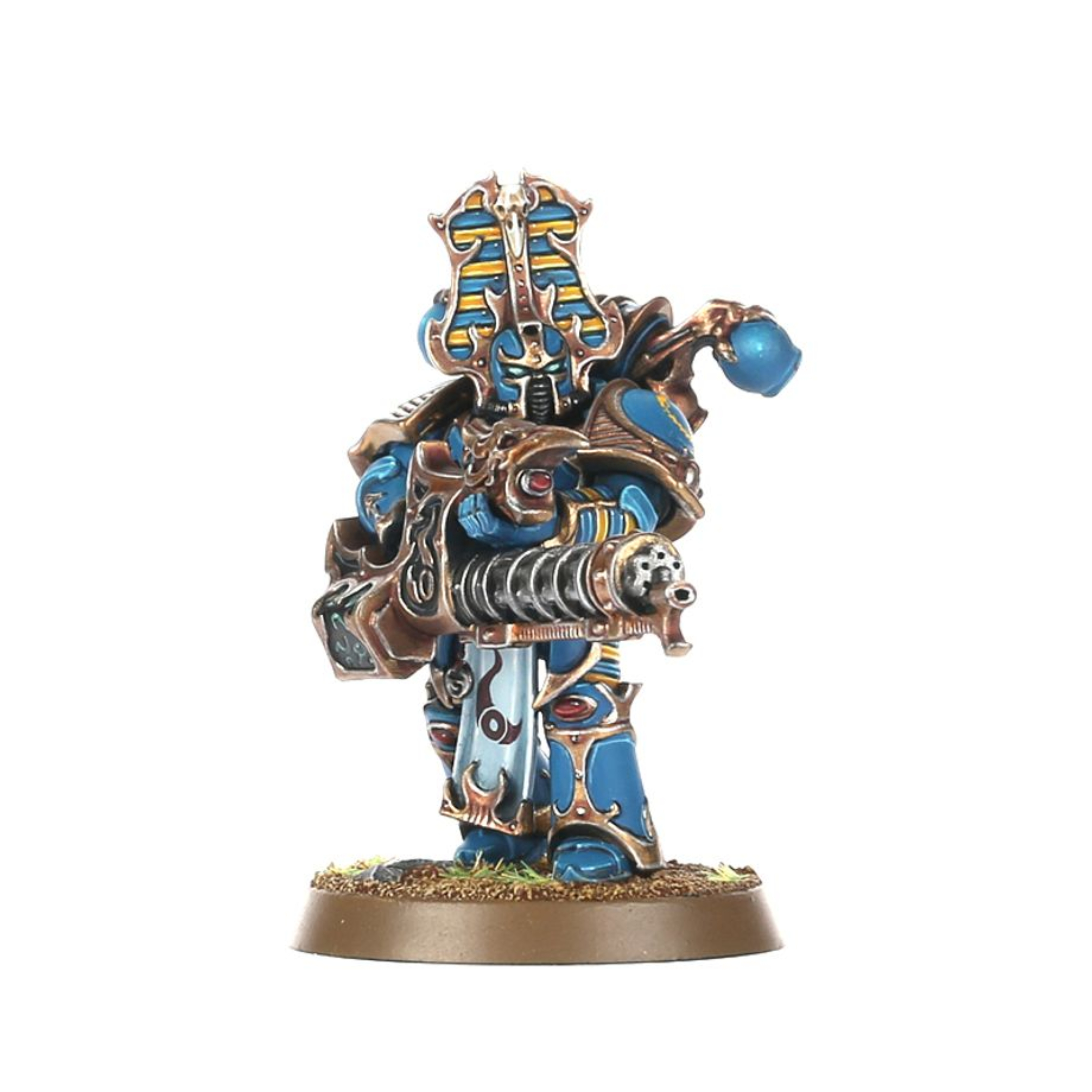 THOUSAND SONS RUBRIC MARINES WARHAMMER 40,000 Thousand sons rubric marines warhammer 40,000. Mientas avanzan a las órdenes de su maestro hechicero, los marines rúbrica lanzan ráfagas de fuego fulminantes. Los proyectiles arcanos de las armas infierno y los cañones cosechaalmas destrozan al rival, mientras el fuego mutágeno de los lanzallamas disformes quema y deforma carne y alma. Contra tales ataques, nada resiste mucho tiempo. Con este kit multicomponente de plástico puedes montar diez marines rúbrica, implacable infantería para tus ejércitos de mil hijos de warhammer 40,000. Liderados por un aspirante hechicero que los controla en batalla como un titiritero a sus marionetas, son ideales para despejar objetivos controlados por el enemigo con una lluvia de fuego letal para después reclamarlos ellos mismos. El aspirante hechicero de la escuadra puede elegir entre dos cabezas, dos remates para su báculo de psicofuerza, y una pistola bólter infierno, una pistola de llamas disformes o una mano abierta. Los otros miembros de la escuadra pueden armarse con un bólter infierno o un lanzallamas disforme; uno puede montarse con un cañón cosechaalmas opcional y otro puede portar un icono de llamas, también opcional. Los brazos, armas y torsos son intercambiables entre las miniaturas, como también lo son las otras 10 cabezas, 10 mochilas y 20 hombreras, haciendo que personalizar tu unidad sea de lo más sencillo. El kit contiene 152 piezas de plástico y 10 peanas redondas citadel de 32 mm. Las miniaturas se proporcionan sin montar ni pintar. Recomendamos usar pegamento para plástico citadel y pinturas citadel colour.