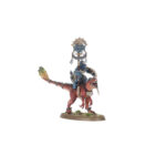 SERAPHON AGGRADON LANCERS WARHAMMER AGE OF SIGMAR. Los Lanceros de Agradón es una de las caballerías más agresivas de los Reinos Mortales, ya que sus temibles corceles escamosos solo se vuelven más rápidos y voraces a medida que el frenesí de la batalla se apodera de sus sentidos. Una carga de Lanceros en Agradón puede colapsar líneas de batalla enteras en una tormenta de violencia depredadora, donde jinetes y monturas arremeten con una fuerza y ferocidad salvajes. Con este kit de plástico multicomponente puedes montar tres Lanceros en Agradón: una formidable y sanguinaria caballería de los Serafones. Todos los Jinetes Saurios pueden estar armados con un garrote de celestita con púas o una lanza de celestita perforante, y cada uno viene con dos collares blindados para que elijas las poses. Puedes montar una miniatura como Campeón Alfa, con una selección de cabezas y armas únicas, poses de brazos alternativas y un escudo único, uno como Músico de Tambor de guerra y otro como un imponente Portaiconos. El kit ofrece un gran número de opciones de personalización: seis cabezas y tres escudos que se pueden usar con cualquiera de los jinetes, así como colas intercambiables, placas de armadura y adornos de plumas para los Agradones, lo que te permite crear una lista variada de jinetes y corceles reptilianos. Este kit consta de 95 componentes de plástico y viene con tres peanas ovaladas Citadel de 75x42 mm. Estas miniaturas requieren montaje y pintado. Recomendamos utilizar pegamento para plástico Citadel y pinturas Citadel Colour.