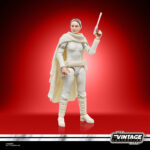 PADME AMIDALA VINTAGE COLLECTION STAR WARS ATTACK OF THE CLONES. Hasbro presenta en a su línea The Vintage Collection la figura de Padmé Amidala, inspirada en la apariencia de su personaje en la película "Star Wars: Attack of the Clones" ("Star Wars: El ataque de los clones" en España). Mide 9,5 cm, cuenta con un esculpido fiel al personaje y múltiples puntos de articulación. Incluye 1x capa removible, 1x bláster corto y 1x bláster largo. Su embalaje tipo blíster reproduce el estilo clásico de Kenner, con logotipo vintage y numeración para coleccionistas. UNIDADES LIMITADAS.
