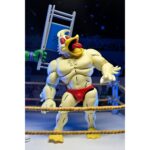 STUMP WRESTLING ACE DUCK TEENAGE MUTANT NINJA TURTLES ARCHIE COMICS. Ace Duck, personaje secundario de culto del universo Tortugas Ninja, reaparece aquí en su versión Stump Wrestling, inspirada en los famosos combates intergalácticos del multiverso TMNT. Este carismático luchador antropomórfico adopta aquí el aspecto de un guerrero samurái, listo para luchar en la arena con estilo y poderío. La figura representa a Ace Duck con un atuendo inspirado en el Japón feudal, con un kimono azul y negro, un cinturón rojo atado a la cintura y una espada enfundada. Su complexión robusta está perfectamente representada, con brazos musculosos, patas palmeadas y un feroz rostro de pato con colmillos visibles. Todo ello se acentúa con una capa de tela marrón y una variedad de accesorios evocadores. El conjunto incluye varias manos intercambiables, una antorcha esculpida, un escudo redondo y una gran capa flexible para variar las poses. Los detalles están cuidados al máximo: nervaduras en las alas, texturas del kimono, funda realista. La articulación fluida permite colocarlo en poses de combate o de parada. Con sus 18 cm, esta figura de NECA combina un guiño retro con una ejecución moderna. Una pieza ideal para los coleccionistas de la gama TMNT que quieran enriquecer su exposición con variantes originales y cuidadas.
