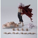 TOMURA SHIGARAKI MY HERO ACADEMIA SH FIGUARTS. Aquí está Tomura Shigaraki en toda su furia destructiva, capturado con una intensidad poco común en esta figura articulada de la colección S.H.Figuarts. Con el torso desnudo, los músculos tensos, el pelo revuelto y la capa hecha jirones ondeando al viento, encarna la amenaza en estado puro. El diseño crudo y salvaje de la figura evoca a un Shigaraki en plena liberación de su poder. Su rostro está parcialmente oculto por su cabello blanco, lo que refuerza su aura incontrolable. La pose dinámica, en pleno salto, con la mano extendida hacia delante, da vida a una escena de caos inminente. Las articulaciones discretas pero eficaces permiten recrear una gran variedad de poses de combate. La escultura del torso, los brazos y la capa es de una finura notable para una pieza articulada. Con una altura de unos 16 cm, esta figura forma parte de la línea S.H.Figuarts de Bandai, famosa por su articulación fluida y sus acabados de alta calidad. Una potente incorporación para los fans de My Hero Academia y un complemento ideal para un All Might o un Deku en la estantería.