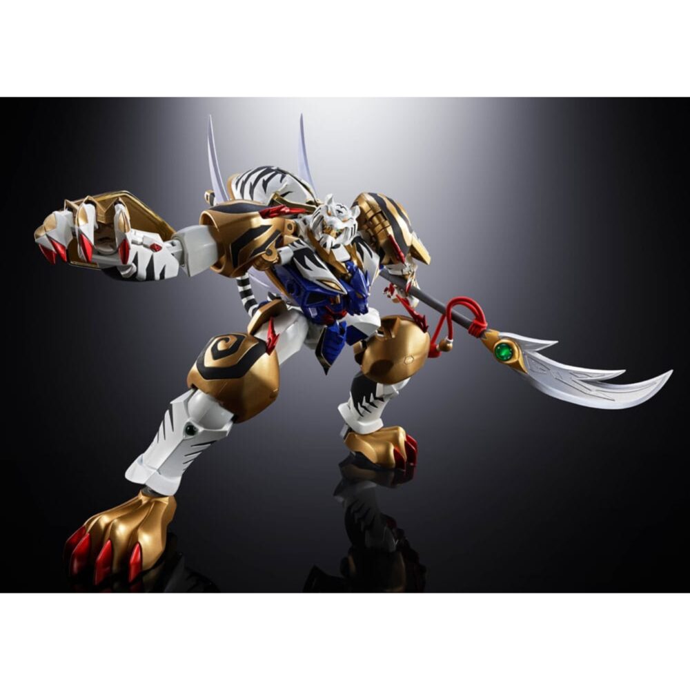 Gx-119 dragon tiger king / tiger dragon king super robot wars og soul of chogokin.  ryuko-o y koryu-o, procedentes del universo super robot wars: original generations, son dos mechas legendarios que destacan por su potencia bruta y su imponente estilo. Figuras emblemáticas de la franquicia, encarnan la dualidad entre la fuerza salvaje y el dominio marcial en un mundo donde reinan los combates entre robots gigantes. La figura gx-119 reúne a estos dos titanes mecánicos en una versión transformable de aspecto majestuoso. Ryuko-o, esbelto, tiene alas y una postura erguida que evoca a una criatura celestial. Koryu-o, más robusto, presenta formas compactas y una musculatura mecánica realzada por sus enormes garras. Juntos, ilustran la complementariedad de dos fuerzas distintas. El nivel de detalle es notable: armaduras metálicas brillantes en azul, blanco y dorado, expresiones feroces, armas imponentes (cetro con orbe verde, espada curva, garras macizas) y elementos móviles como las alas, la cola o los cuernos. Cada pieza está finamente esculpida, con acabados metálicos que acentúan su poderosa presencia. Con una altura de unos 20 cm, esta figura de metal pertenece a la colección soul of chogokin de tamashii nations. El set permite recrear las dos formas con transformación, articulación avanzada y acabado de primera calidad. Una pieza imprescindible para los fans de los mechas tácticos y los robots legendarios.