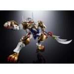 GX-119 DRAGON TIGER KING / TIGER DRAGON KING SUPER ROBOT WARS OG SOUL OF CHOGOKIN. Ryuko-O y Koryu-O, procedentes del universo Super Robot Wars: Original Generations, son dos mechas legendarios que destacan por su potencia bruta y su imponente estilo. Figuras emblemáticas de la franquicia, encarnan la dualidad entre la fuerza salvaje y el dominio marcial en un mundo donde reinan los combates entre robots gigantes. La figura GX-119 reúne a estos dos titanes mecánicos en una versión transformable de aspecto majestuoso. Ryuko-O, esbelto, tiene alas y una postura erguida que evoca a una criatura celestial. Koryu-O, más robusto, presenta formas compactas y una musculatura mecánica realzada por sus enormes garras. Juntos, ilustran la complementariedad de dos fuerzas distintas. El nivel de detalle es notable: armaduras metálicas brillantes en azul, blanco y dorado, expresiones feroces, armas imponentes (cetro con orbe verde, espada curva, garras macizas) y elementos móviles como las alas, la cola o los cuernos. Cada pieza está finamente esculpida, con acabados metálicos que acentúan su poderosa presencia. Con una altura de unos 20 cm, esta figura de metal pertenece a la colección Soul of Chogokin de Tamashii Nations. El set permite recrear las dos formas con transformación, articulación avanzada y acabado de primera calidad. Una pieza imprescindible para los fans de los mechas tácticos y los robots legendarios.