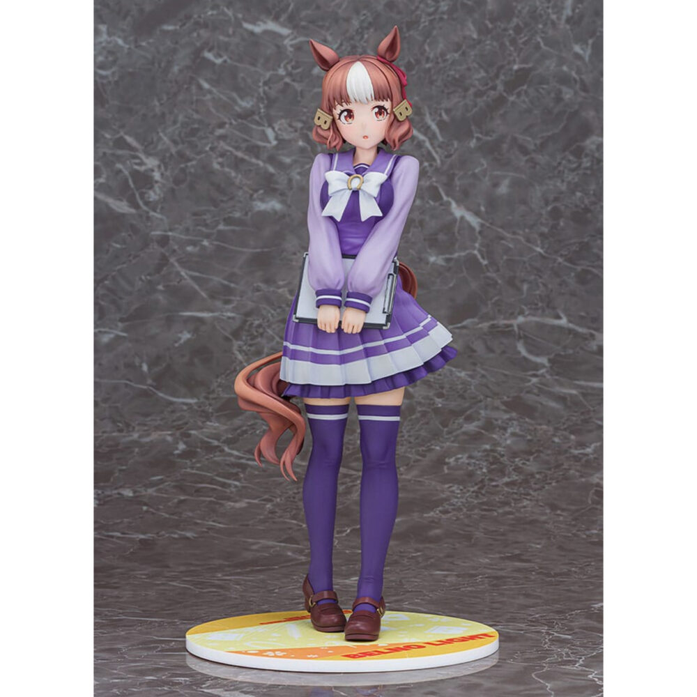 Belmo light uma musume pretty derby estatua pvc 1/7.  en el colorido mundo de uma musume pretty derby, cada personaje representa una mezcla única de energía deportiva y encanto, inspirada en el mundo de las carreras de caballos. Belno light es una de estas chicas con rasgos tanto humanos como equinos, que evoluciona en un entorno que mezcla la competición, la amistad y la superación personal. Con su comportamiento tímido y diligente, belno light transmite una personalidad discreta y entrañable. Dentro del juego y en toda la franquicia, destaca por su dedicación y su deseo de crecer, transmitiendo siempre una impresión de seriedad y amabilidad. Esta figura la retrata con su uniforme escolar violeta, con un gran lazo blanco en el pecho y una falda plisada con rayas más claras. Unos calcetines a juego hasta los muslos y unos mocasines marrones completan el look. Su cabello castaño con una mecha blanca, peinado con una horquilla y una cinta roja, revela sus orejas de caballo y una cola cuidadosamente esculpida, lo que enfatiza sus orígenes uma musume. Sostiene una carpeta gris en sus brazos, lo que refuerza su imagen estudiosa. Fabricada en pvc y a escala 1/7, esta figura de 25 centímetros muestra detalles tan precisos como los pliegues realistas de su ropa, las sutiles gradaciones de color de su cabello y una base circular decorada en amarillo y blanco. La pieza destaca su actitud reservada y refleja fielmente su diseño original.