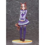 BELMO LIGHT UMA MUSUME PRETTY DERBY ESTATUA PVC 1/7. En el colorido mundo de Uma Musume Pretty Derby, cada personaje representa una mezcla única de energía deportiva y encanto, inspirada en el mundo de las carreras de caballos. Belno Light es una de estas chicas con rasgos tanto humanos como equinos, que evoluciona en un entorno que mezcla la competición, la amistad y la superación personal. Con su comportamiento tímido y diligente, Belno Light transmite una personalidad discreta y entrañable. Dentro del juego y en toda la franquicia, destaca por su dedicación y su deseo de crecer, transmitiendo siempre una impresión de seriedad y amabilidad. Esta figura la retrata con su uniforme escolar violeta, con un gran lazo blanco en el pecho y una falda plisada con rayas más claras. Unos calcetines a juego hasta los muslos y unos mocasines marrones completan el look. Su cabello castaño con una mecha blanca, peinado con una horquilla y una cinta roja, revela sus orejas de caballo y una cola cuidadosamente esculpida, lo que enfatiza sus orígenes Uma Musume. Sostiene una carpeta gris en sus brazos, lo que refuerza su imagen estudiosa. Fabricada en PVC y a escala 1/7, esta figura de 25 centímetros muestra detalles tan precisos como los pliegues realistas de su ropa, las sutiles gradaciones de color de su cabello y una base circular decorada en amarillo y blanco. La pieza destaca su actitud reservada y refleja fielmente su diseño original.
