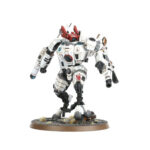 T'AU EMPIRE COMMANDER WARHAMMER 40,000. Rápidos y letales, los Comandantes T'au pilotan exoarmaduras de tamaño y potencia intimidantes. Obviamente el mero hecho de pilotar una enorme exoarmadura no convierte automáticamente a un soldado en Comandante; es la astucia estratégica y la capacidad de adaptarse a situaciones impredecibles lo que más distingue a este piloto de los demás. Se necesitan muchísimos años de incansable dedicación para alcanzar este prestigioso rango; todos los Comandantes T'au han conseguido su estatus por las malas. Sus Exoarmaduras XV85 Sentenciador están armadas con una gama de armas enormemente destructivas: lanzallamas, blásteres de iones y eyectores de minas son algunas de las opciones disponibles, junto con contramedidas electrónicas y enormes capacidades de procesamiento de datos que mejoran el rendimiento en batalla. La variante XV86 de la Exoarmadura Estrella de hielo está cubierta de aletas que la hacen más aerodinámico y le permiten desplazarse a gran velocidad por el campo de batalla, aniquilando a los enemigos con los potentes impactos de su cañón rotativo. Sus contramedidas holofotónicas y los conjuntos de telemetría proporcionan a la Estrella de hielo y a su piloto una enorme variedad de información que abrumaría a una mente no entrenada pero que, en este caso, permite a la armadura Estrella de hielo elevarse sobre sus enemigos con una agilidad que los sistemas de puntería enemigos no pueden contrarrestar. Con este kit multicomponente de plástico tendrás todo lo que necesitas para montar un Comandante T’au con exoarmadura XV-85 Sentenciador o con exoarmadura XV86 Estrella de hielo. Hay una inmensa cantidad de opciones disponibles en la caja: diferentes cabezas, motores, brazos y piernas, ¡y un montón de armas! Un eyector de minas aéreas, un fusil de plasma, un lanzallamas, un bláster fundidor, un ciclobláster iónico, un cañón rotativo (con kit de mejoras) y un módulo lanzamisiles. También incluye un dron, que puede montarse como un Dron de combate, un Dron de defensa o un Dron Telemétrico. Este kit contiene 77 componentes y una peana redonda Citadel de 60 mm. Esta miniatura se vende sin pintar y sin montar; recomendamos usar pegamento para plástico Citadel y pinturas Citadel Colour. Las miniaturas se proporcionan sin montar ni pintar. Recomendamos usar pegamento para plástico Citadel y pinturas Citadel Colour.