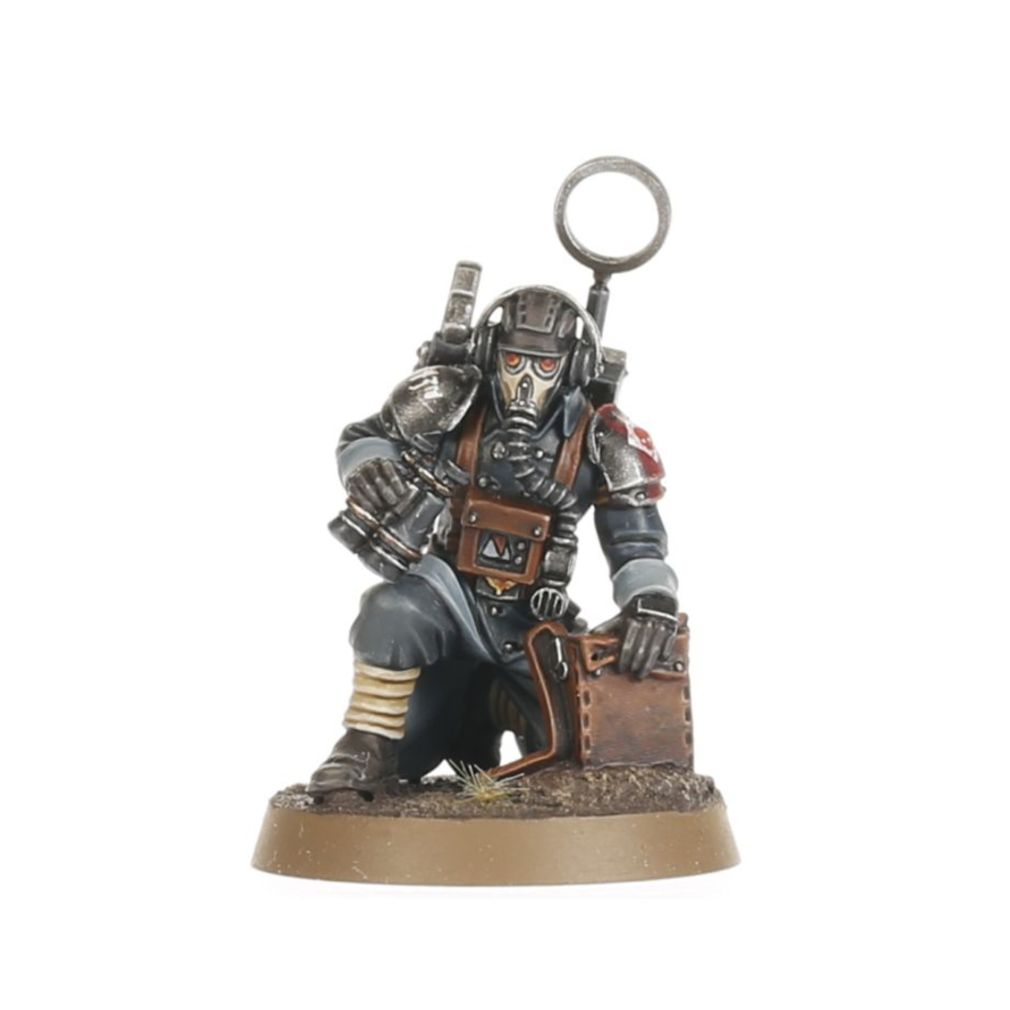 ASTRA MILITARUM KRIEG COMMAND SQUAD WARHAMMER 40,000 Astra militarum krieg command squad warhammer 40,000. Las escuadras de mando de krieg están dirigidas por representantes del officio prefectus, normalmente un comisario de alto rango asistido por un séquito de veteranos y oficiales subalternos. Lideran sus tropas desde primera línea y con frecuencia los encontrarás en los combates más intensos. Con este kit multicomponente de plástico puedes montar una escuadra de mando de krieg para incluirlo en tus ejércitos del astra militarum en partidas de warhammer 40,000. La unidad está compuesta por un lord comisario, cinco guardias veteranos y un servoescriba; una importante incorporación de especialistas para tu fuerza. El lord comisario puede equiparse con una pistola de plasma o un látigo en su brazo derecho, y con un puño de energía o una espada de energía envainada y señalando con su otro brazo. También puedes montar a uno de los guardias veteranos de tu unidad con una pistola láser, una pistola bólter o una pistola de plasma en la mano derecha, y con una espada sierra, arma de energía o garrote de trinchera en la izquierda. Otro guardia puede equiparse con un bólter, un rifle de plasma, un rifle de fusión o un lanzagranadas, y elegir entre dos accesorios opcionales para llevar en la mochila: granadas o munición para el lanzagranadas. Los otros guardias llevan el estandarte del regimiento, el vocomaestro y los contraagentes alquímicos, respectivamente. También hay una gama de accesorios estéticos, como palas, para decorar aún más tus miniaturas. El kit contiene 81 piezas de plástico, 6 peanas redondas citadel de 25 mm y 1 peana redonda citadel de 32 mm. También incluye una hoja con 803 calcomanías al agua de los korps de la muerte de krieg para personalizar tus miniaturas. Las miniaturas se proporcionan sin montar ni pintar. Recomendamos usar pegamento para plástico citadel y pinturas citadel colour.