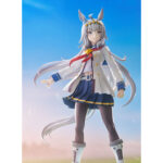 OGURI CAP UMA MUSUME PRETTY DERBY ESTATUA PVC 1/7. En el mundo de Uma Musume Pretty Derby, Oguri Cap es una de las competidoras más emblemáticas, inspirada en un legendario caballo de carreras real. Tanto en el juego como en la franquicia, encarna la determinación y la elegancia, con una presencia imponente que deja huella tanto en sus rivales como en sus fans. Su papel destaca como una luchadora orgullosa y segura de sí misma, siempre dispuesta a afrontar retos en la pista de carreras. Fiel a su modelo histórico, Oguri Cap se distingue por su aplomo inquebrantable y un temperamento que inspira respeto y admiración. Esta figura captura su carisma: Oguri Cap aparece con un uniforme blanco con detalles azules y dorados, complementado con un pañuelo rojo que fluye ligeramente hacia un lado. Su larga melena plateada, adornada con una diadema con motivos de estrellas y sus orejas de caballo, cae suavemente por su espalda. La falda plisada oscura, las medias y las botas blancas enfatizan su estilo atlético y elegante. Con el puño cerrado y la mirada decidida, su pose refleja perfectamente su espíritu luchador. Fabricada en PVC a escala 1/7, la figura mide unos 25 centímetros de altura. Se pueden apreciar los finos detalles en los pliegues de su traje, los mechones de su cabello y los toques metálicos de sus accesorios. La base circular con degradados azules y morados realza su presencia dinámica y resalta su imponente silueta.