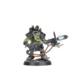 KILL TEAM WRECKA KREW (ESPAÑOL). A los Demoledorez les apasiona la destrucción, incluso para los estándares orkos. Salen en misiones de sabotaje o con el único fin de reducir a escombros lo que encuentren a su paso, y para ello se valen de cohetes y martillos con los que destrozan las máquinas enemigas y todo lo que se interponga en su camino. Con este kit multicomponente de plástico puedes montar ocho miniaturas de Demoledorez. Estas miniaturas se pueden utilizar como agresivos agentes Demoledorez en partidas de Kill Team o en un ejército de Orkos para partidas de Warhammer 40,000. El kit incluye distintas opciones de cabezas y accesorios para personalizar tu comando, además de componentes para montar especialistas como el brutal Noble Jefazo, el destructivo Kobeteador Petatankez, los prescindibles Garrapatos bomba y muchos otros. Dentro de la caja también encontrarás una hoja con 38 marcadores de doble cara de Demoledorez para que lleves fácilmente la cuenta de tu equipo y de los efectos en el juego en plena batalla. El kit contiene 129 piezas de plástico, 1 peana redonda Citadel de 40 mm, 5 peanas redondas Citadel de 32 mm y 2 peanas redondas Citadel de 25 mm. Este set también incluye una hoja con 438 calcomanías al agua de gran calidad para que personalices tus miniaturas de Orkos. Las miniaturas se proporcionan sin montar ni pintar. Recomendamos usar pegamento para plástico Citadel y pinturas Citadel Colour.