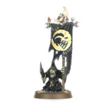 GLOOMSPITE GITZ STABBAS WARHAMMER AGE OF SIGMAR. Mientras sus Dracoths cargan escupiendo rayos centelleantes, los Tempestors desatan la furia de sus ballestas tempestad, descargando una salva tras otra de proyectiles como meteoritos ardientes. Los Tempestors pueden centrar sus esfuerzos en abatir a un enemigo especialmente poderoso, o simplemente romper las filas enemigas para abrir paso al resto de la Dracothian Guard. Este kit de plástico multicomponente contiene lo necesario para montar dos Dracothian Guard Tempestors, armados con ballestas tempestad, espada de guerra y escudos de sigmarite cada uno a lomos de un feroz Dracoth. Este kit también te permite montar las siguientes variantes de la Draconthian Guard: Fulminators, armados con espadones azotatormentas y escudos de sigmarite. Concussors, armados con martillos relámpago y escudos de sigmarite. Desolators, armados con hachas de trueno y escudos de sigmarite. Un Dracothian Guard puede montarse opcionalmente como Lord-Celestant en Dracoth armado con una selección de armas que incluye martillo tempestos, hacha trueno, martillo relámpago, espadón azotatormentas y escudo de sigmarite. Este kit de 80 componentes incluye dos peanas Citadel ovaladas de 90x52 mm Estas miniaturas se suministran sin pintar y requieren montaje. Recomendamos usar pegamento para plástico Citadel y pinturas Citadel Colour.