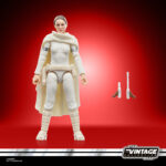 PADME AMIDALA VINTAGE COLLECTION STAR WARS ATTACK OF THE CLONES. Hasbro presenta en a su línea The Vintage Collection la figura de Padmé Amidala, inspirada en la apariencia de su personaje en la película "Star Wars: Attack of the Clones" ("Star Wars: El ataque de los clones" en España). Mide 9,5 cm, cuenta con un esculpido fiel al personaje y múltiples puntos de articulación. Incluye 1x capa removible, 1x bláster corto y 1x bláster largo. Su embalaje tipo blíster reproduce el estilo clásico de Kenner, con logotipo vintage y numeración para coleccionistas. UNIDADES LIMITADAS.
