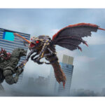 MEGAGUIRUS GODZILLA VS MEGAGUIRUS SH MONSTER ARTS. En el universo de Godzilla, Megaguirus es un temible kaiju nacido de la evolución de Meganulon y Meganula. Este monstruo alado, parecido a un insecto, es rápido y agresivo, y drena la energía de sus enemigos para desatar un poder devastador. Con su diseño insectoide y sus enormes alas, Megaguirus destaca como uno de los enemigos más singulares de Godzilla. El «Evolution Set» de la línea S.H. MonsterArts captura el ciclo de vida completo de la criatura. Incluye varias figuras de Meganulon y Meganula, junto con Megaguirus en su forma adulta, representado en pleno vuelo sobre un soporte transparente. El set permite a los coleccionistas recrear la progresión del monstruo desde la larva que se arrastra hasta la destructiva etapa final. La figura principal de Megaguirus presenta texturas finamente esculpidas, un cuerpo detallado y alas extendidas con llamativos reflejos rojos y negros. Las criaturas más pequeñas están cuidadosamente elaboradas para complementar la exposición, mientras que la base transparente realza la impresión de movimiento aéreo. Con una altura aproximada de 21 cm, este set de PVC pertenece a la serie S.H. MonsterArts de Bandai, famosa por su precisión y sus acabados de alta calidad. Es una pieza imprescindible tanto para los entusiastas de los kaiju como para los fans de Godzilla.