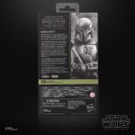BOBA FETT (THE BOOK OF BOBA FETT) BLACK SERIES STAR WARS. Hasbro añade a su colección The Black Series la figura premium de Boba Fett, basada en su aparición en la serie de Disney+ "Star Wars: The Book of Boba Fett" ("Star Wars: El libro de Boba Fett" en España). Esta figura de 15 cm destaca por su sus detalles realistas y múltiples puntos de articulación. Incluye 1x casco extraíble, 1x bláster, 1x rifle láser y 1x mochila-propulsora con cohete desmontable. Presenta una capa de tela y un diseño inspirado en su emblemática armadura mandaloriana. Se presenta en una caja con ventana ilustrada.  UNIDADES LIMITADAS.