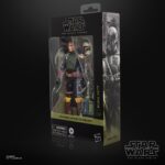 BOBA FETT (THE BOOK OF BOBA FETT) BLACK SERIES STAR WARS. Hasbro añade a su colección The Black Series la figura premium de Boba Fett, basada en su aparición en la serie de Disney+ "Star Wars: The Book of Boba Fett" ("Star Wars: El libro de Boba Fett" en España). Esta figura de 15 cm destaca por su sus detalles realistas y múltiples puntos de articulación. Incluye 1x casco extraíble, 1x bláster, 1x rifle láser y 1x mochila-propulsora con cohete desmontable. Presenta una capa de tela y un diseño inspirado en su emblemática armadura mandaloriana. Se presenta en una caja con ventana ilustrada.  UNIDADES LIMITADAS.