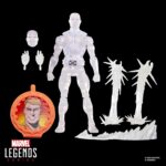 ICEMAN SECRET WARS MARVEL LEGENDS SERIES. Hasbro presenta dentro de la colección Marvel Legends Series esta figura retro del mutante Iceman (conocido como el Hombre de Hielo en España), basada en su aparición en la saga de cómics "Secret Wars" de Marvel. Mide aproximadamente 15 cm. y sus articulaciones permiten recrear poses dinámicas para su exhibición. Incluye 1x cabeza adicional, 1x par de manos alternativas, 2x efectos de ataque gélido, 1x tobogán de hielo, 1x bola de nieve y 1x escudo como el de las figuras de los años 80. En este caso, la lámina lenticular del escudo cambia entre la cara del Hombre de Hielo y su alter ego Bobby Drake. Se presenta en blíster estilo retro con ilustraciones inspiradas en los cómics.  UNIDADES LIMITADAS.