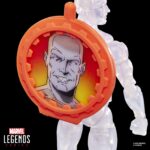 ICEMAN SECRET WARS MARVEL LEGENDS SERIES. Hasbro presenta dentro de la colección Marvel Legends Series esta figura retro del mutante Iceman (conocido como el Hombre de Hielo en España), basada en su aparición en la saga de cómics "Secret Wars" de Marvel. Mide aproximadamente 15 cm. y sus articulaciones permiten recrear poses dinámicas para su exhibición. Incluye 1x cabeza adicional, 1x par de manos alternativas, 2x efectos de ataque gélido, 1x tobogán de hielo, 1x bola de nieve y 1x escudo como el de las figuras de los años 80. En este caso, la lámina lenticular del escudo cambia entre la cara del Hombre de Hielo y su alter ego Bobby Drake. Se presenta en blíster estilo retro con ilustraciones inspiradas en los cómics.  UNIDADES LIMITADAS.