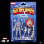 ICEMAN SECRET WARS MARVEL LEGENDS SERIES. Hasbro presenta dentro de la colección Marvel Legends Series esta figura retro del mutante Iceman (conocido como el Hombre de Hielo en España), basada en su aparición en la saga de cómics "Secret Wars" de Marvel. Mide aproximadamente 15 cm. y sus articulaciones permiten recrear poses dinámicas para su exhibición. Incluye 1x cabeza adicional, 1x par de manos alternativas, 2x efectos de ataque gélido, 1x tobogán de hielo, 1x bola de nieve y 1x escudo como el de las figuras de los años 80. En este caso, la lámina lenticular del escudo cambia entre la cara del Hombre de Hielo y su alter ego Bobby Drake. Se presenta en blíster estilo retro con ilustraciones inspiradas en los cómics.  UNIDADES LIMITADAS.