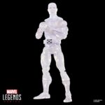 ICEMAN SECRET WARS MARVEL LEGENDS SERIES. Hasbro presenta dentro de la colección Marvel Legends Series esta figura retro del mutante Iceman (conocido como el Hombre de Hielo en España), basada en su aparición en la saga de cómics "Secret Wars" de Marvel. Mide aproximadamente 15 cm. y sus articulaciones permiten recrear poses dinámicas para su exhibición. Incluye 1x cabeza adicional, 1x par de manos alternativas, 2x efectos de ataque gélido, 1x tobogán de hielo, 1x bola de nieve y 1x escudo como el de las figuras de los años 80. En este caso, la lámina lenticular del escudo cambia entre la cara del Hombre de Hielo y su alter ego Bobby Drake. Se presenta en blíster estilo retro con ilustraciones inspiradas en los cómics.  UNIDADES LIMITADAS.