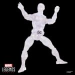 ICEMAN SECRET WARS MARVEL LEGENDS SERIES. Hasbro presenta dentro de la colección Marvel Legends Series esta figura retro del mutante Iceman (conocido como el Hombre de Hielo en España), basada en su aparición en la saga de cómics "Secret Wars" de Marvel. Mide aproximadamente 15 cm. y sus articulaciones permiten recrear poses dinámicas para su exhibición. Incluye 1x cabeza adicional, 1x par de manos alternativas, 2x efectos de ataque gélido, 1x tobogán de hielo, 1x bola de nieve y 1x escudo como el de las figuras de los años 80. En este caso, la lámina lenticular del escudo cambia entre la cara del Hombre de Hielo y su alter ego Bobby Drake. Se presenta en blíster estilo retro con ilustraciones inspiradas en los cómics.  UNIDADES LIMITADAS.