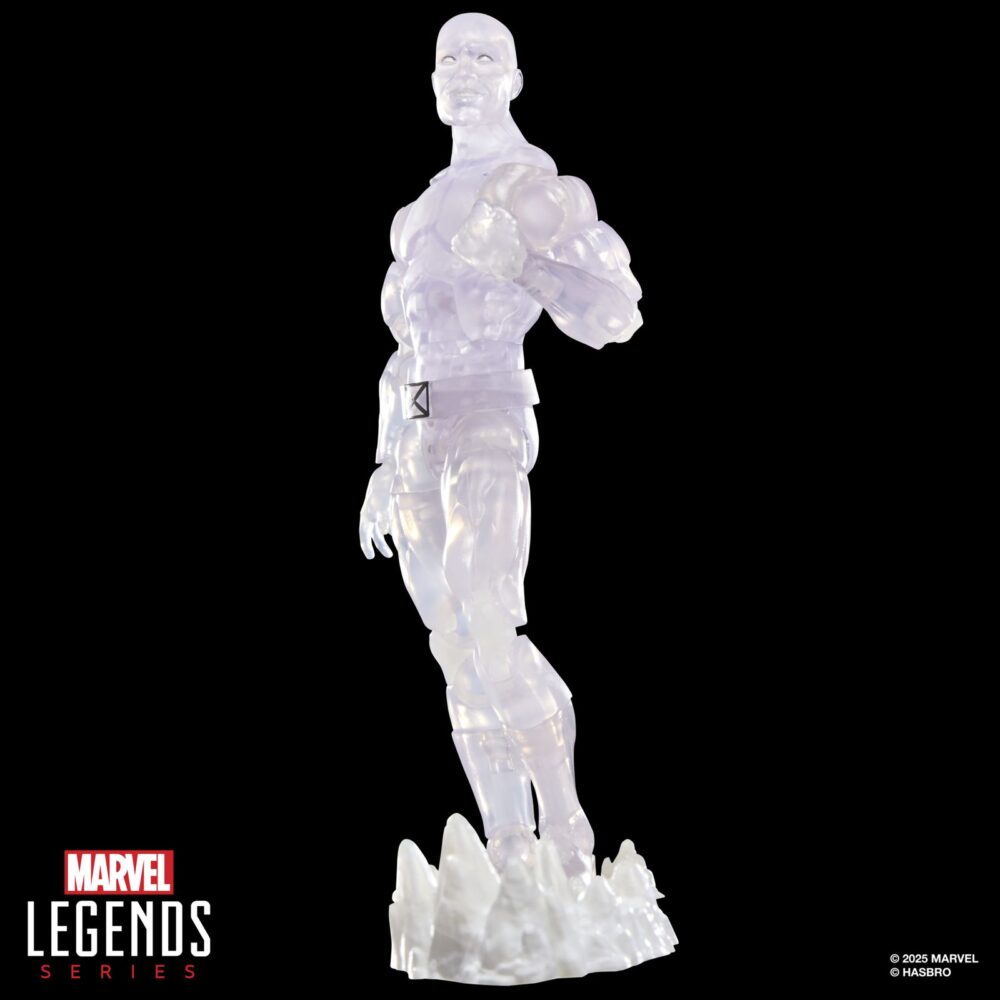 Iceman secret wars marvel legends series. Hasbro presenta dentro de la colección marvel legends series esta figura retro del mutante iceman (conocido como el hombre de hielo en españa), basada en su aparición en la saga de cómics "secret wars" de marvel. Mide aproximadamente 15 cm. Y sus articulaciones permiten recrear poses dinámicas para su exhibición. Incluye 1x cabeza adicional, 1x par de manos alternativas, 2x efectos de ataque gélido, 1x tobogán de hielo, 1x bola de nieve y 1x escudo como el de las figuras de los años 80. En este caso, la lámina lenticular del escudo cambia entre la cara del hombre de hielo y su alter ego bobby drake. Se presenta en blíster estilo retro con ilustraciones inspiradas en los cómics.   unidades limitadas.