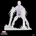 ICEMAN SECRET WARS MARVEL LEGENDS SERIES. Hasbro presenta dentro de la colección Marvel Legends Series esta figura retro del mutante Iceman (conocido como el Hombre de Hielo en España), basada en su aparición en la saga de cómics "Secret Wars" de Marvel. Mide aproximadamente 15 cm. y sus articulaciones permiten recrear poses dinámicas para su exhibición. Incluye 1x cabeza adicional, 1x par de manos alternativas, 2x efectos de ataque gélido, 1x tobogán de hielo, 1x bola de nieve y 1x escudo como el de las figuras de los años 80. En este caso, la lámina lenticular del escudo cambia entre la cara del Hombre de Hielo y su alter ego Bobby Drake. Se presenta en blíster estilo retro con ilustraciones inspiradas en los cómics.  UNIDADES LIMITADAS.