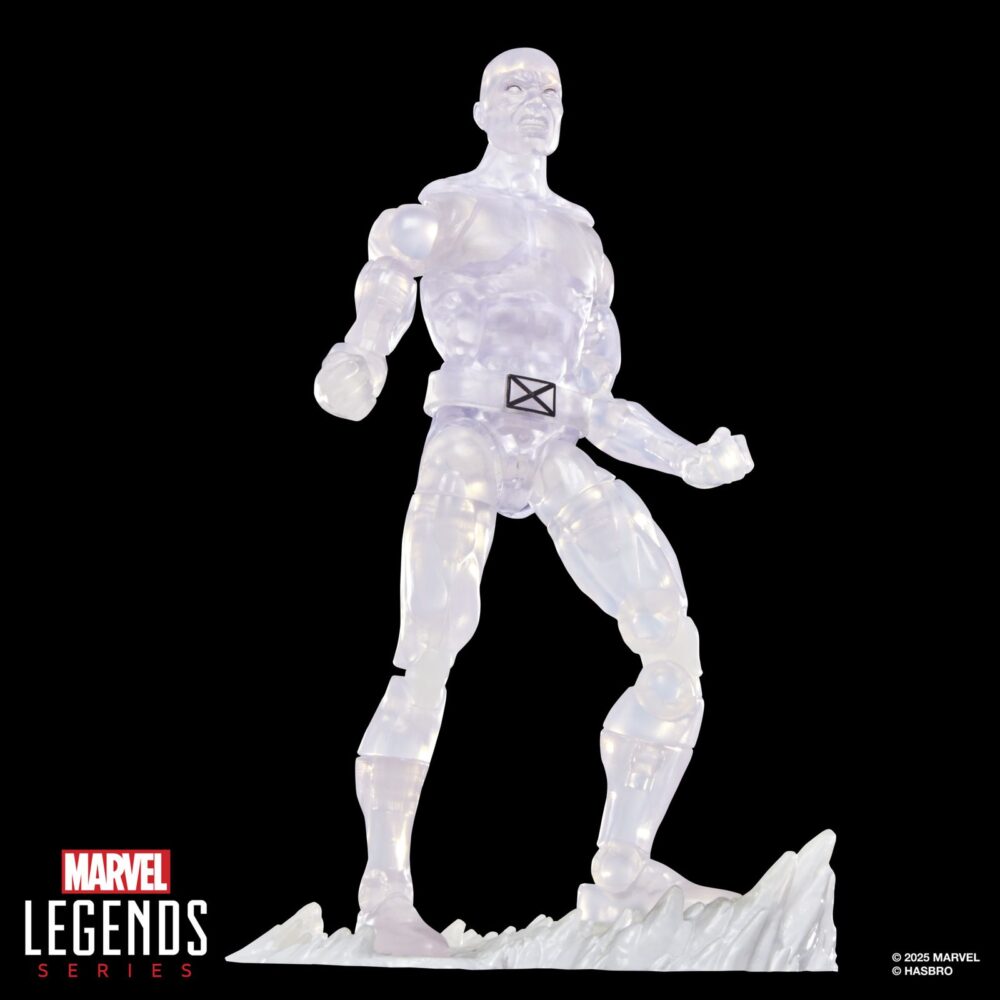 Iceman secret wars marvel legends series. Hasbro presenta dentro de la colección marvel legends series esta figura retro del mutante iceman (conocido como el hombre de hielo en españa), basada en su aparición en la saga de cómics "secret wars" de marvel. Mide aproximadamente 15 cm. Y sus articulaciones permiten recrear poses dinámicas para su exhibición. Incluye 1x cabeza adicional, 1x par de manos alternativas, 2x efectos de ataque gélido, 1x tobogán de hielo, 1x bola de nieve y 1x escudo como el de las figuras de los años 80. En este caso, la lámina lenticular del escudo cambia entre la cara del hombre de hielo y su alter ego bobby drake. Se presenta en blíster estilo retro con ilustraciones inspiradas en los cómics.   unidades limitadas.