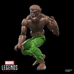 WEREWOLF BY NIGHT MARVEL LEGENDS SERIES (EXECUTIONER BAF). Hasbro lanza dentro de su colección Marvel Legends Series la figura de Jack Russell transformado en hombre lobo al exponerse a la luna llena como ocurre en los comics de Marvel. Esta figura articulada de 15 cm está acompañada por 1x brazo izquierdo y 1x mano alternativa de una figura adicional. Colecciona el resto de personajes de esta serie para conseguir todas las piezas necesarias para montar la figura de Executioner. Todo se presenta en una caja con ventana.  UNIDADES LIMITADAS.