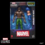 WEREWOLF BY NIGHT MARVEL LEGENDS SERIES (EXECUTIONER BAF). Hasbro lanza dentro de su colección Marvel Legends Series la figura de Jack Russell transformado en hombre lobo al exponerse a la luna llena como ocurre en los comics de Marvel. Esta figura articulada de 15 cm está acompañada por 1x brazo izquierdo y 1x mano alternativa de una figura adicional. Colecciona el resto de personajes de esta serie para conseguir todas las piezas necesarias para montar la figura de Executioner. Todo se presenta en una caja con ventana.  UNIDADES LIMITADAS.