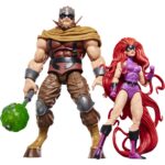 MEDUSA & GORGON INHUMANS MARVEL LEGENDS SERIES. Hasbro suma a la colección Marvel Legends Series este pack de dos figuras articuladas de Medusa y Gorgon, dos de los Inhumanos más famosos de los comics de Marvel. Cada figura mide aproximadamente 15 cm y cuenta con un acabado premium que reproduce con gran detalle el estilo clásico de los cómics. El pack incluye como accesorios 2x manos alternativas y 1x placa facial intercambiable para la figura de Medusa, además de 1x par de manos y 1x maza para la de Gorgon. Cada figura cuenta con más de 20 puntos de articulación, lo que permite recrear diversas poses dinámicas. Se presenta en una caja ilustrada de edición especial. UNIDADES LIMITADAS.