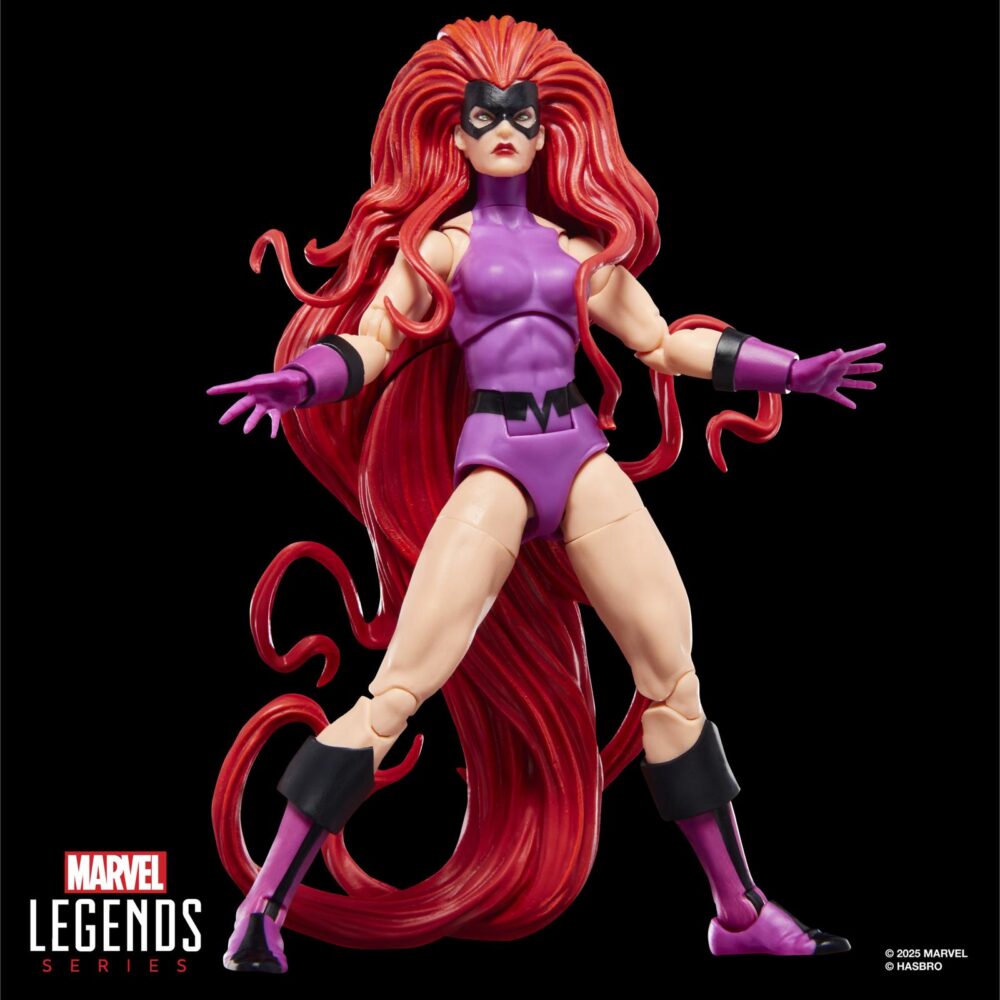 Medusa & gorgon inhumans marvel legends series. Hasbro suma a la colección marvel legends series este pack de dos figuras articuladas de medusa y gorgon, dos de los inhumanos más famosos de los comics de marvel. Cada figura mide aproximadamente 15 cm y cuenta con un acabado premium que reproduce con gran detalle el estilo clásico de los cómics. El pack incluye como accesorios 2x manos alternativas y 1x placa facial intercambiable para la figura de medusa, además de 1x par de manos y 1x maza para la de gorgon. Cada figura cuenta con más de 20 puntos de articulación, lo que permite recrear diversas poses dinámicas. Se presenta en una caja ilustrada de edición especial. Unidades limitadas.