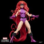 MEDUSA & GORGON INHUMANS MARVEL LEGENDS SERIES. Hasbro suma a la colección Marvel Legends Series este pack de dos figuras articuladas de Medusa y Gorgon, dos de los Inhumanos más famosos de los comics de Marvel. Cada figura mide aproximadamente 15 cm y cuenta con un acabado premium que reproduce con gran detalle el estilo clásico de los cómics. El pack incluye como accesorios 2x manos alternativas y 1x placa facial intercambiable para la figura de Medusa, además de 1x par de manos y 1x maza para la de Gorgon. Cada figura cuenta con más de 20 puntos de articulación, lo que permite recrear diversas poses dinámicas. Se presenta en una caja ilustrada de edición especial. UNIDADES LIMITADAS.
