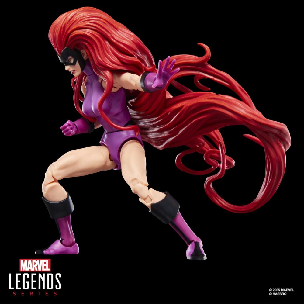 Medusa & gorgon inhumans marvel legends series. Hasbro suma a la colección marvel legends series este pack de dos figuras articuladas de medusa y gorgon, dos de los inhumanos más famosos de los comics de marvel. Cada figura mide aproximadamente 15 cm y cuenta con un acabado premium que reproduce con gran detalle el estilo clásico de los cómics. El pack incluye como accesorios 2x manos alternativas y 1x placa facial intercambiable para la figura de medusa, además de 1x par de manos y 1x maza para la de gorgon. Cada figura cuenta con más de 20 puntos de articulación, lo que permite recrear diversas poses dinámicas. Se presenta en una caja ilustrada de edición especial. Unidades limitadas.