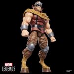 MEDUSA & GORGON INHUMANS MARVEL LEGENDS SERIES. Hasbro suma a la colección Marvel Legends Series este pack de dos figuras articuladas de Medusa y Gorgon, dos de los Inhumanos más famosos de los comics de Marvel. Cada figura mide aproximadamente 15 cm y cuenta con un acabado premium que reproduce con gran detalle el estilo clásico de los cómics. El pack incluye como accesorios 2x manos alternativas y 1x placa facial intercambiable para la figura de Medusa, además de 1x par de manos y 1x maza para la de Gorgon. Cada figura cuenta con más de 20 puntos de articulación, lo que permite recrear diversas poses dinámicas. Se presenta en una caja ilustrada de edición especial. UNIDADES LIMITADAS.