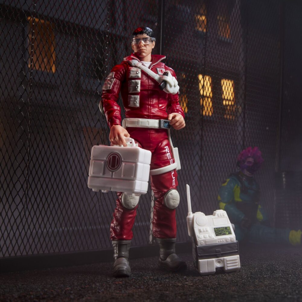 Edwin lifeline steen g. I. Joe classified series. Hasbro incorpora a su línea g. I. Joe classified series la figura nº 186, correspondiente a edwin “lifeline” steen, el experto en rescates del equipo g. I. Joe. Inspirada en su apariencia clásica, esta figura totalmente articulada de 15 cm de altura destaca por su diseño actualizado y un alto nivel de detalle. Incluye 1x casco, 1x mochila, 1x maletín de paramédico que se abre, 1x máscara de respiración, 1x bolsa de sangre, 1x linterna, 1x cuchillo, 2x gafas, 1x psitola y sus icónicas gafas verdes. Se presenta en una caja ilustrada con ventana. Unidades limitadas.